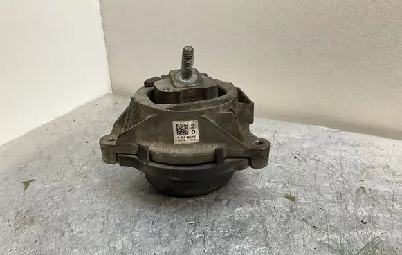 Engine mount bracket