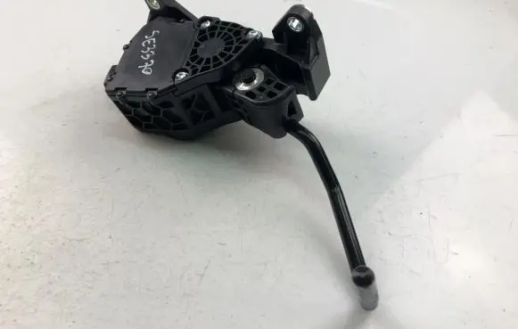 Lexus ES 300h Accelerator throttle pedal 7811033170