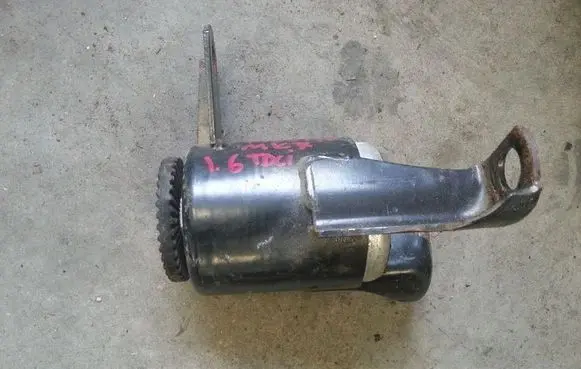 Ford Fiesta Engine mount vacuum valve 