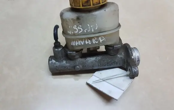 Nissan Navara D22 Brake fluid reservoir 