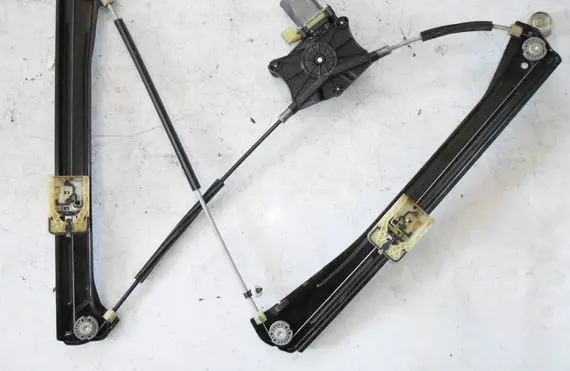 Volkswagen Tiguan Front door window regulator motor 5Q0959802C