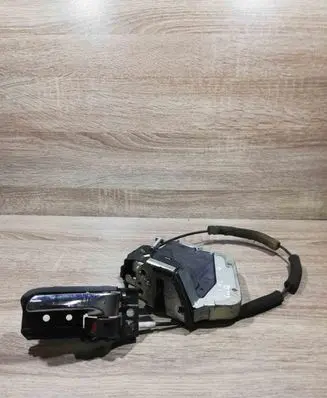 Toyota Avensis T250 Front door lock 6F2200