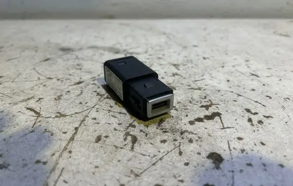 Citroen C4 X USB socket connector 98217039DX 9824334377 HWV2241