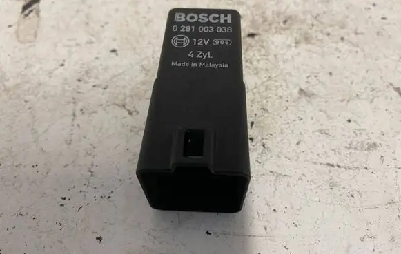 Volkswagen PASSAT B6 Glow plug pre-heat relay 0281003038