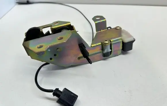 Volkswagen Touareg I Tailgate/trunk/boot lock/catch/latch 7L0827506D