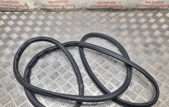 Volkswagen Touareg I Rubber seal rear door 