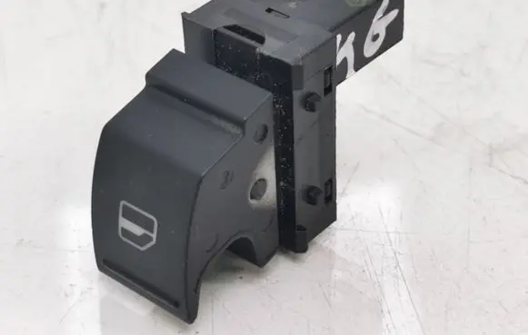 Volkswagen PASSAT B6 Electric window control switch 7L695985598