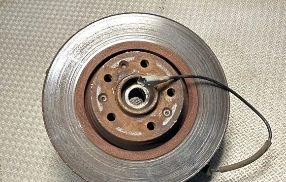 Front wheel hub