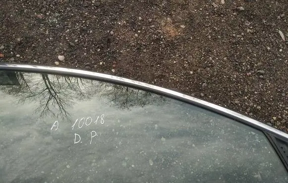 Mazda CX-7 Front door window glass four-door as2