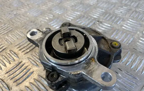Opel Vivaro Vacuum pump 8200797164 07C109014
