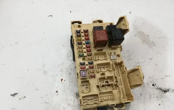 Toyota Avensis Verso Fuse module 8922144030