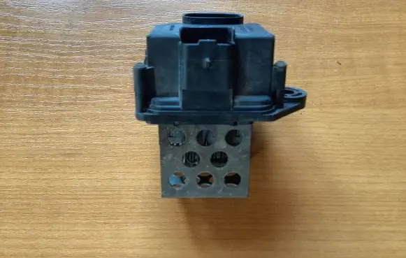 Peugeot 308 Coolant fan relay 9658508980