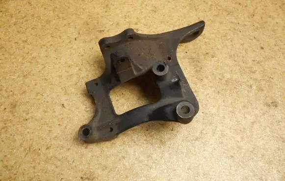 Toyota Land Cruiser (J100) Engine mounting bracket 
