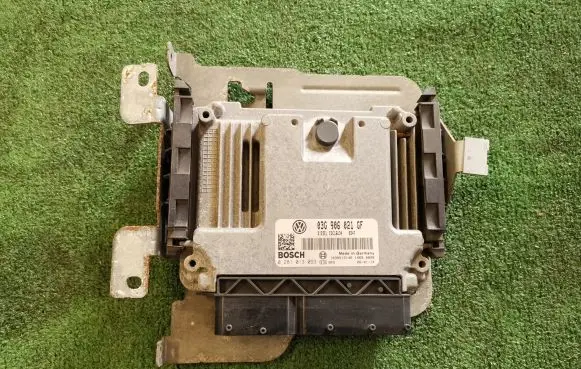 Volkswagen Golf V Engine control unit/module 03G906021GF