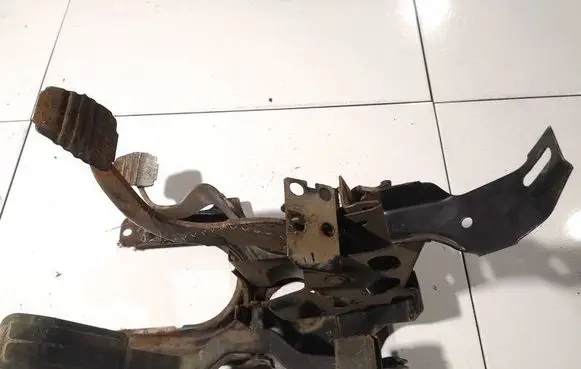 Volkswagen Golf II Brake pedal 