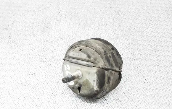 Volvo XC90 Engine mount bracket