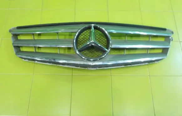 Mercedes-Benz C W204 Front bumper upper radiator grill A2048800023