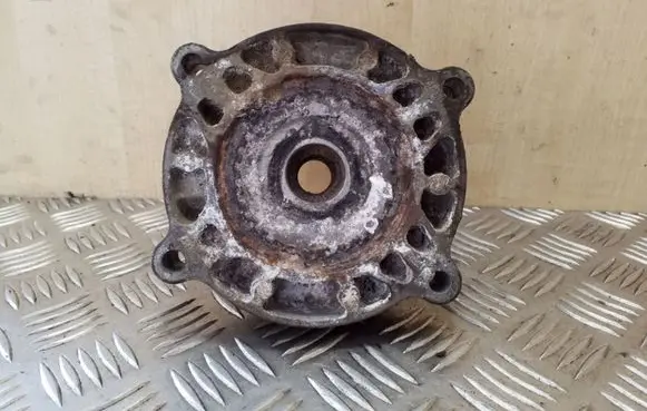 Volkswagen Touareg I Coil spring mount 