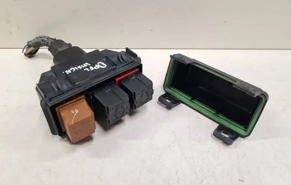 Opel Insignia A Relay mounting block 13265980 401154265