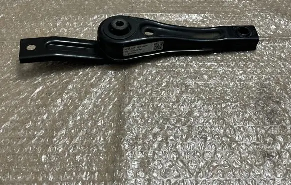 Engine mount bracket