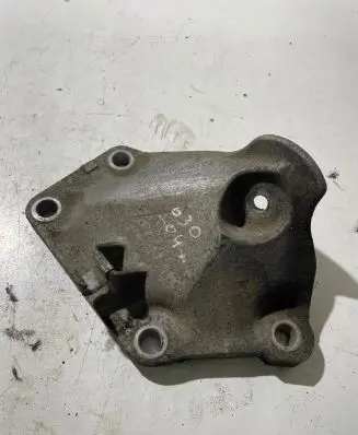 BMW 5 E60 E61 Engine mounting bracket 6768521