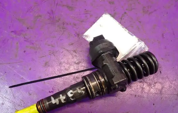 Audi A4 S4 B6 8E 8H Fuel injector 