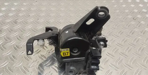 Toyota Verso Engine mount bracket