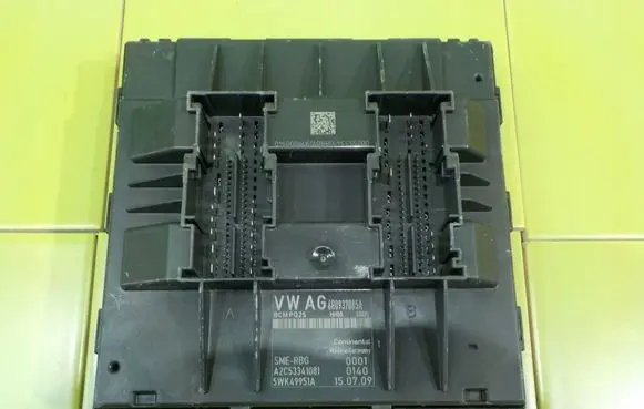 Volkswagen Polo V 6R Central body control module 18AB30