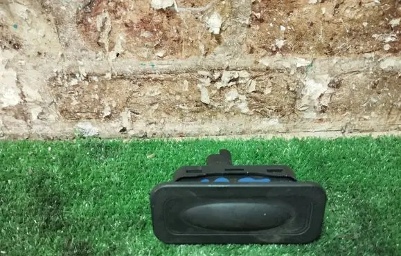 Renault Captur Tailgate opening switch 8200076256