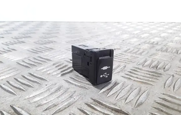 Toyota Auris E180 USB socket connector 861900D030