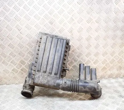 Volkswagen Tiguan Air filter box 04E129611G 04E129620
