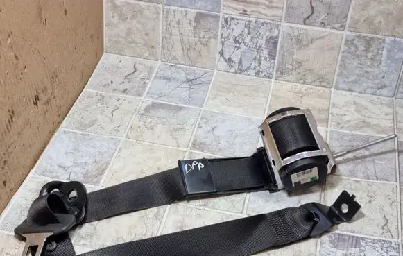 Opel Astra H Front seatbelt 560834801 050318