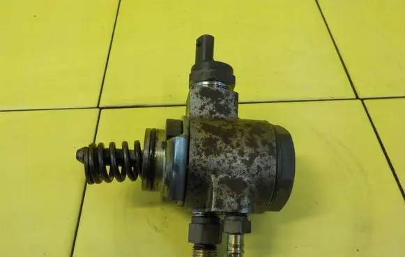 Volkswagen Golf VI Fuel injection high pressure pump 03C127026C