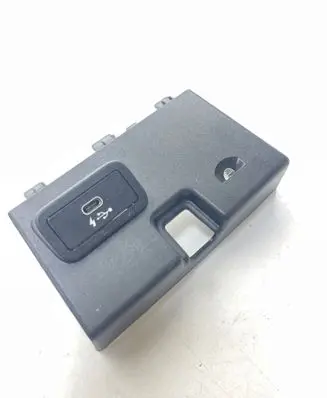BMW 2 G42 USB socket connector 7943067 8711939 19163010