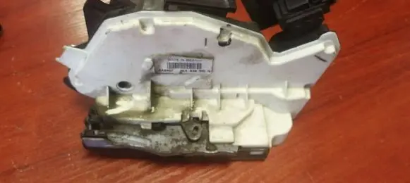 Volkswagen Jetta V Rear door lock 5K4839015G