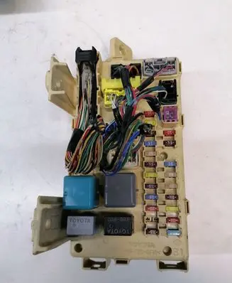 Toyota Avensis T250 Fuse module 82641CA010F 05032212134202
