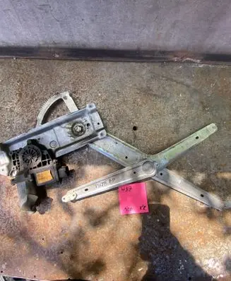 Opel Tigra A Front door window regulator motor 0130821655