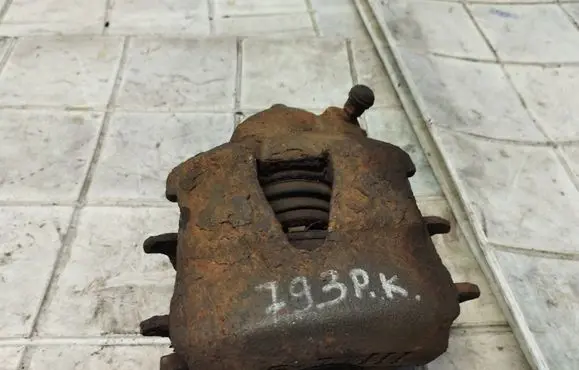 Volkswagen Golf IV Front brake caliper