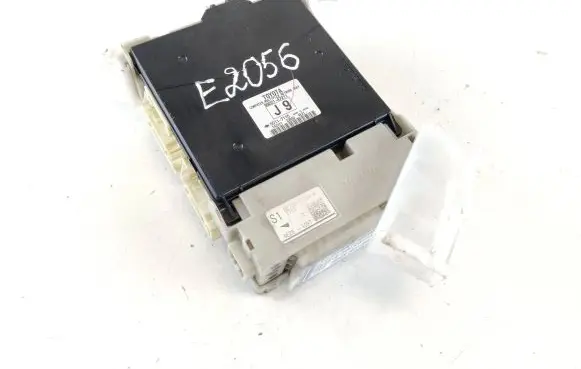 Toyota Prius+ (ZVW40) Fuse module 8273047420A 8922147211