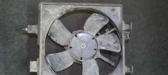 Radiator cooling fan shroud