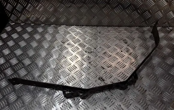 Fuel tank mounting bracket
