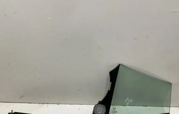 Rear vent window glass