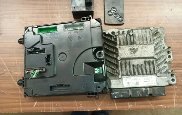 Renault Laguna III Engine ECU kit and lock set 8200981816 284b12402r sid301