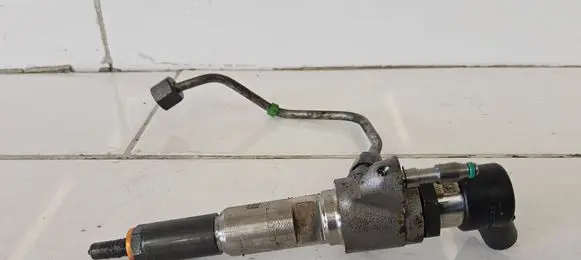 Volvo C30 Fuel injector 9802448680