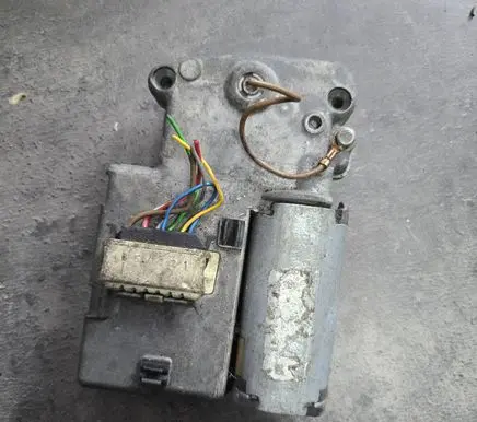 Volkswagen PASSAT B4 Front door lock motor 