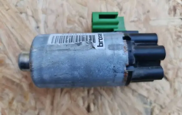 Volvo XC90 Seat adjustment motor 913018103