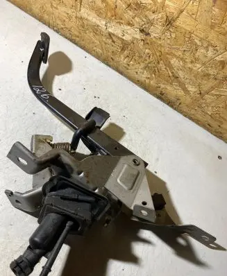 Ford Focus Clutch pedal BV617B633DAA