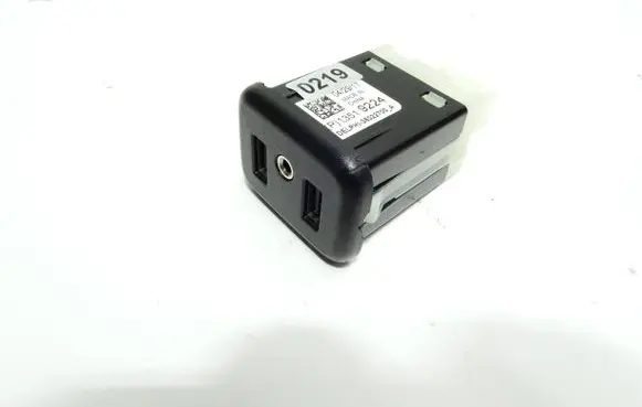 Opel Mokka B USB socket connector 13519224 0219 35022700A