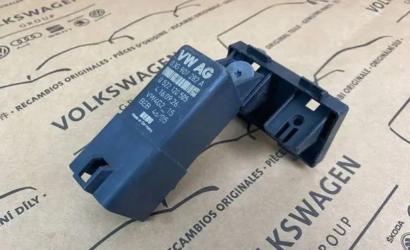 Volkswagen Golf VI Glow plug pre-heat relay 03G907282A