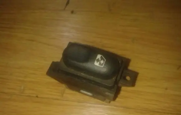Renault Laguna I Electric window control switch 047